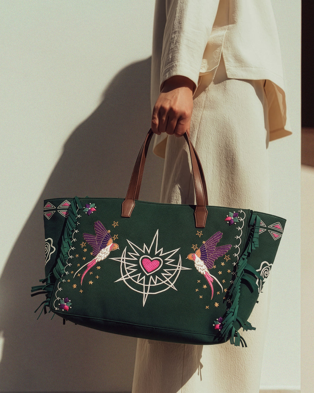 Exaggerated weekend tote