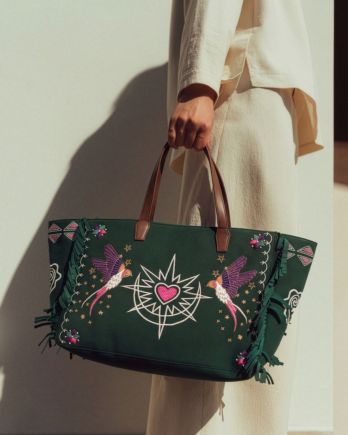Exaggerated weekend tote