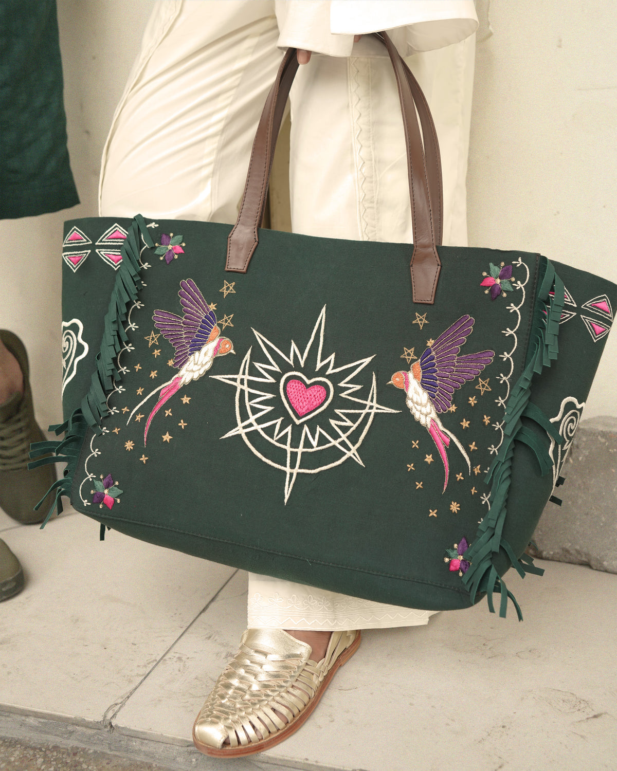 Exaggerated weekend tote