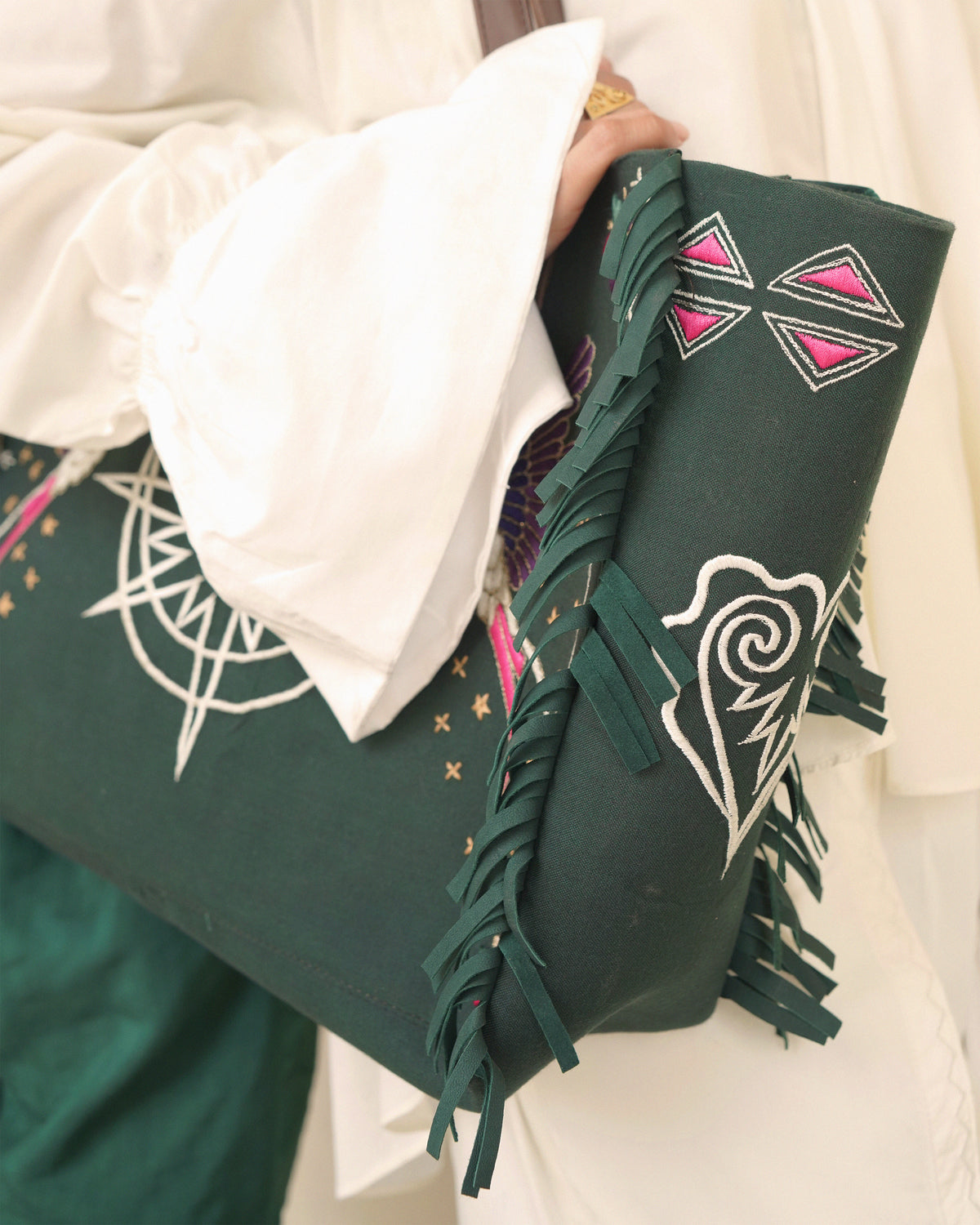 Exaggerated weekend tote
