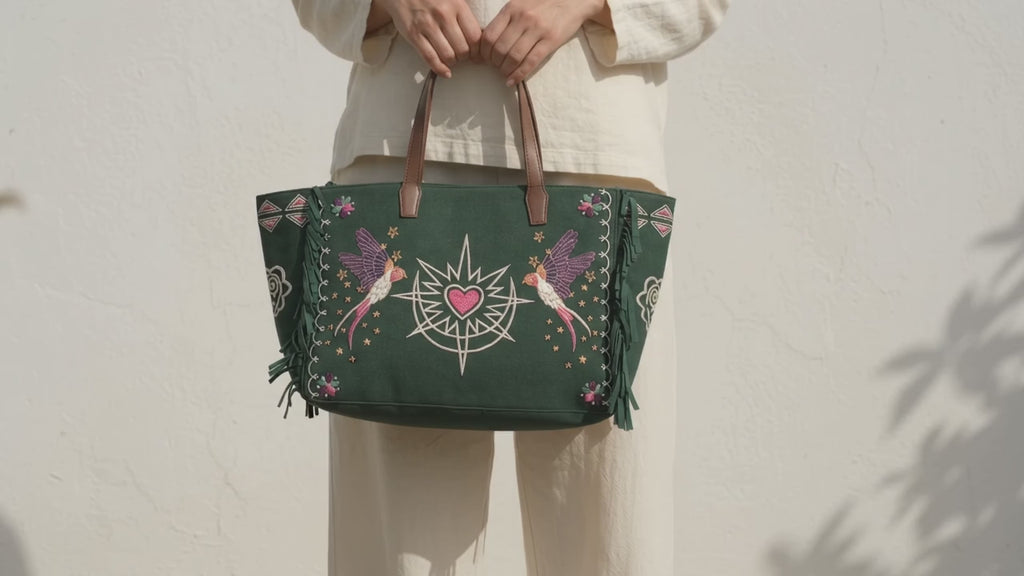 Exaggerated weekend tote